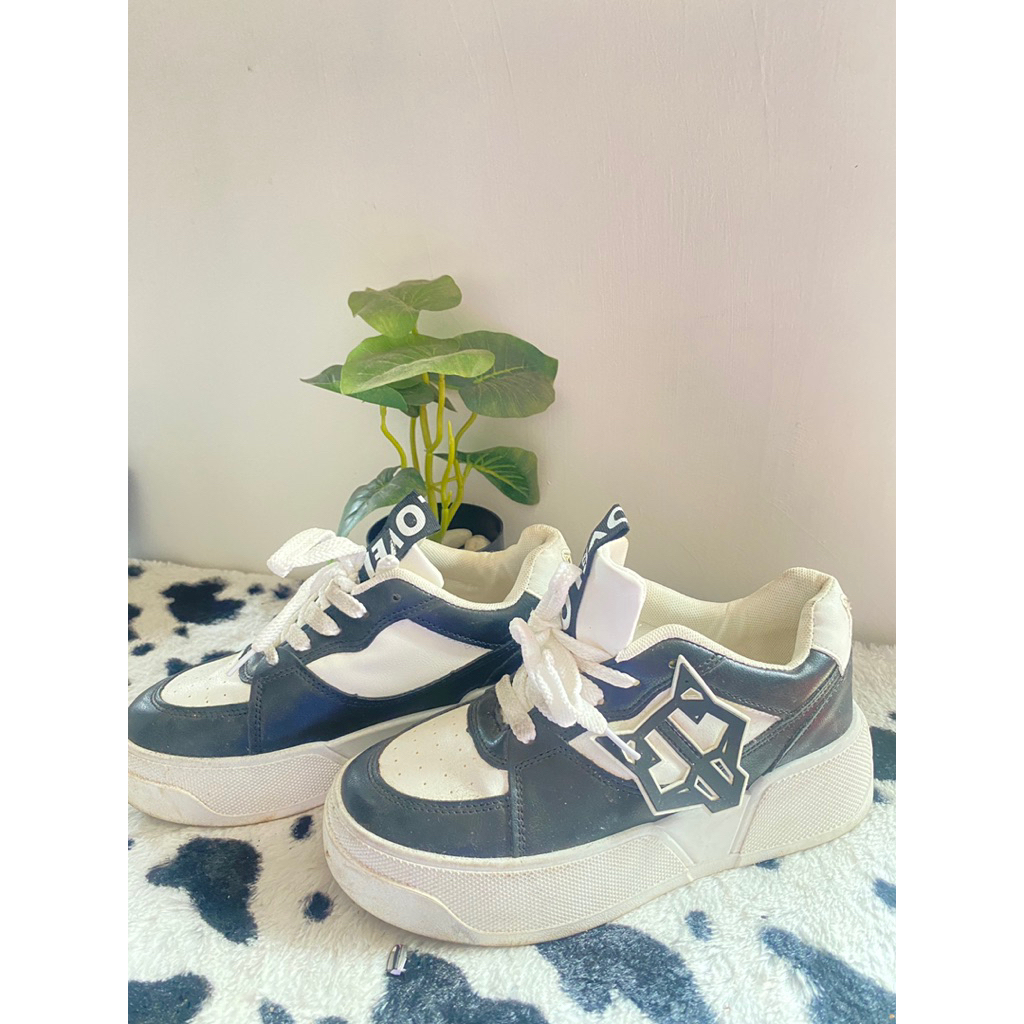 Sepatu wanita hitam putih