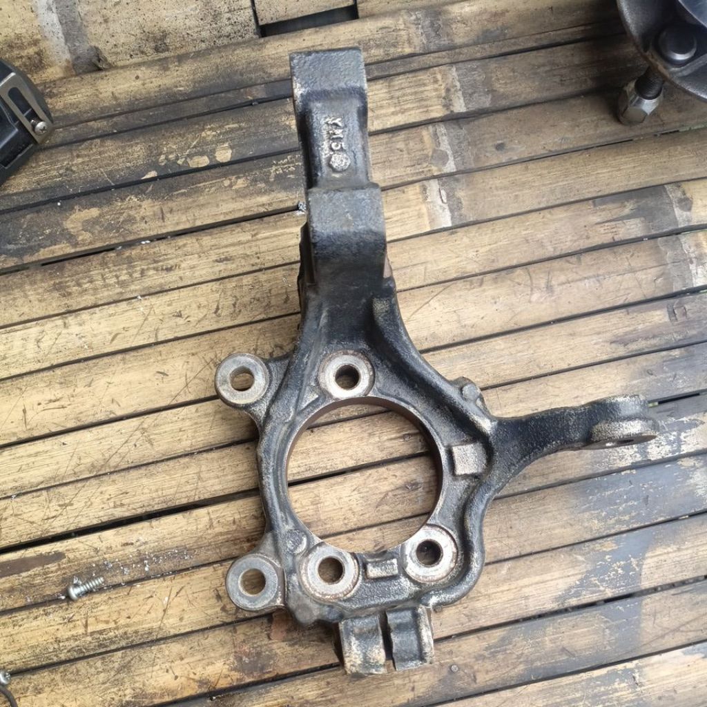 knuckle/as main grand livina (kanan)