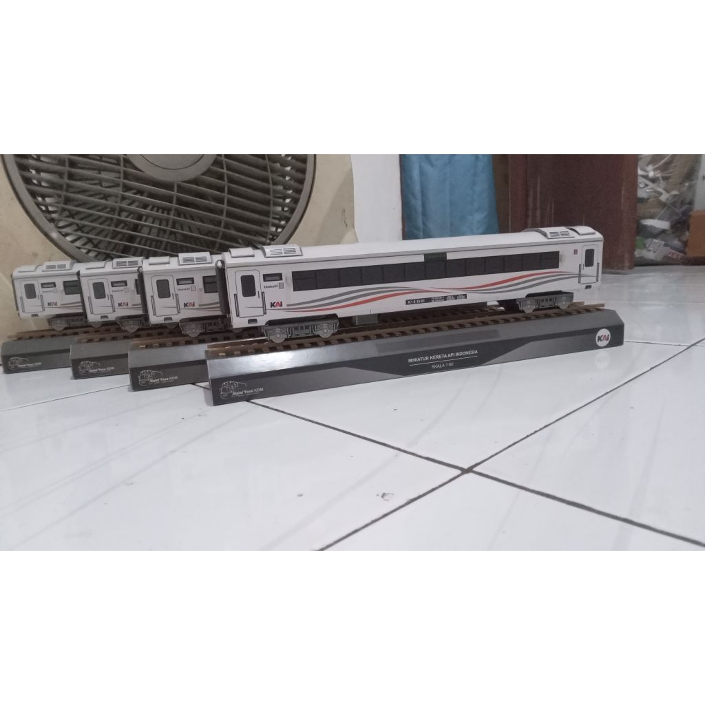 papercraft miniatur kereta eksekutif