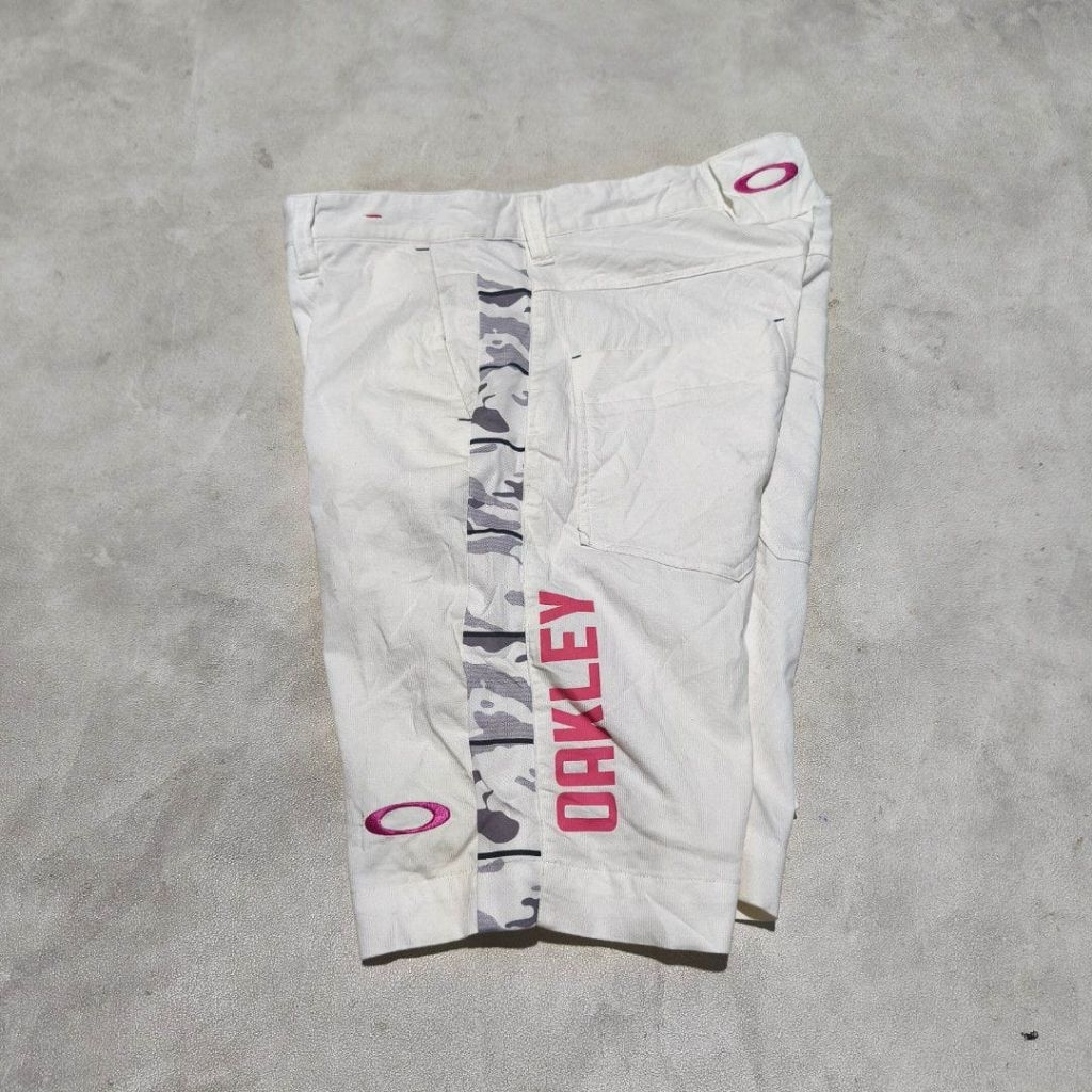 Celana pendek oakley putih