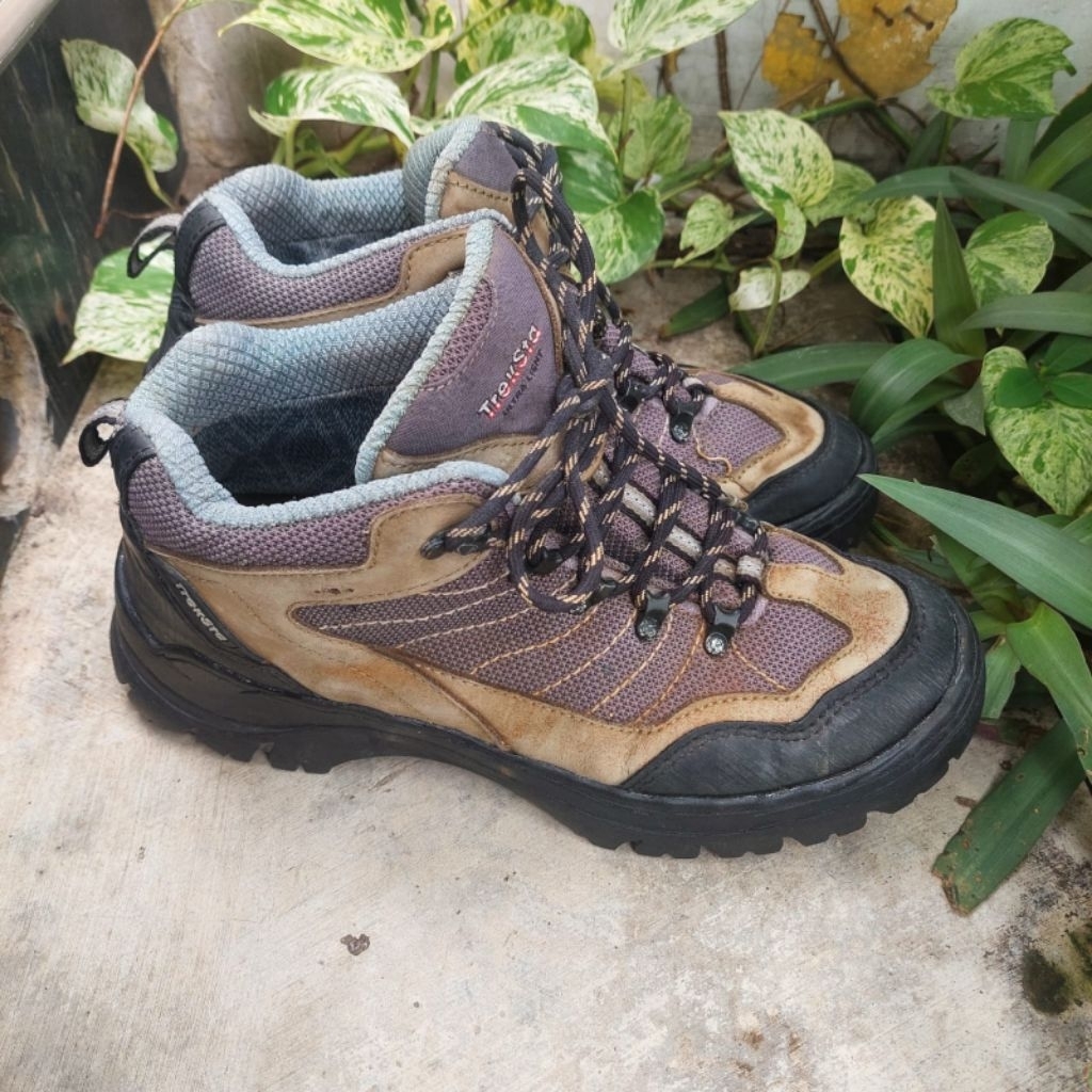 sepatu hiking second treksta size 42(27cm)