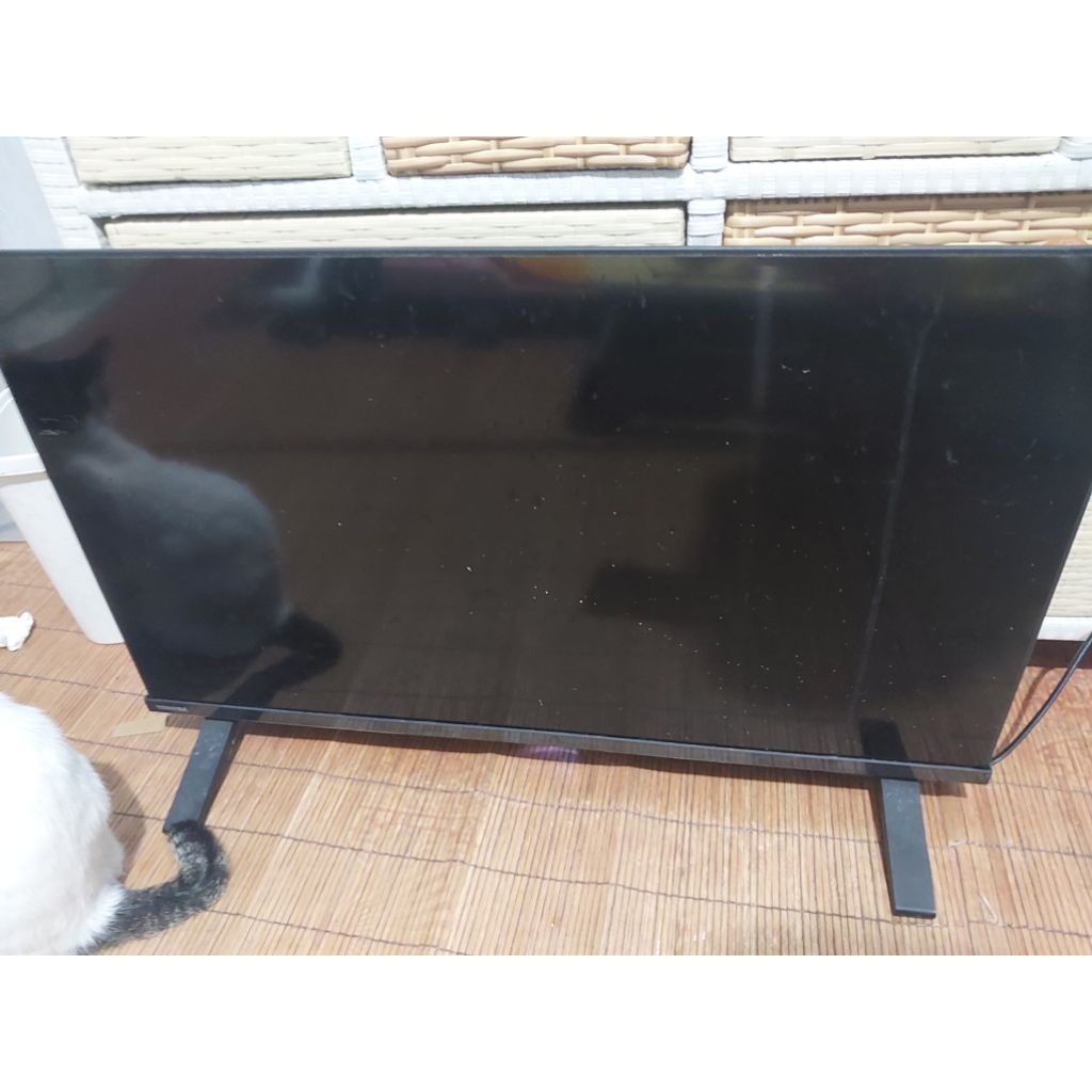 TV Bekas Toshiba 32" HD Smart TV – 32E31KP (Rusak LCD / Pecah Layar)