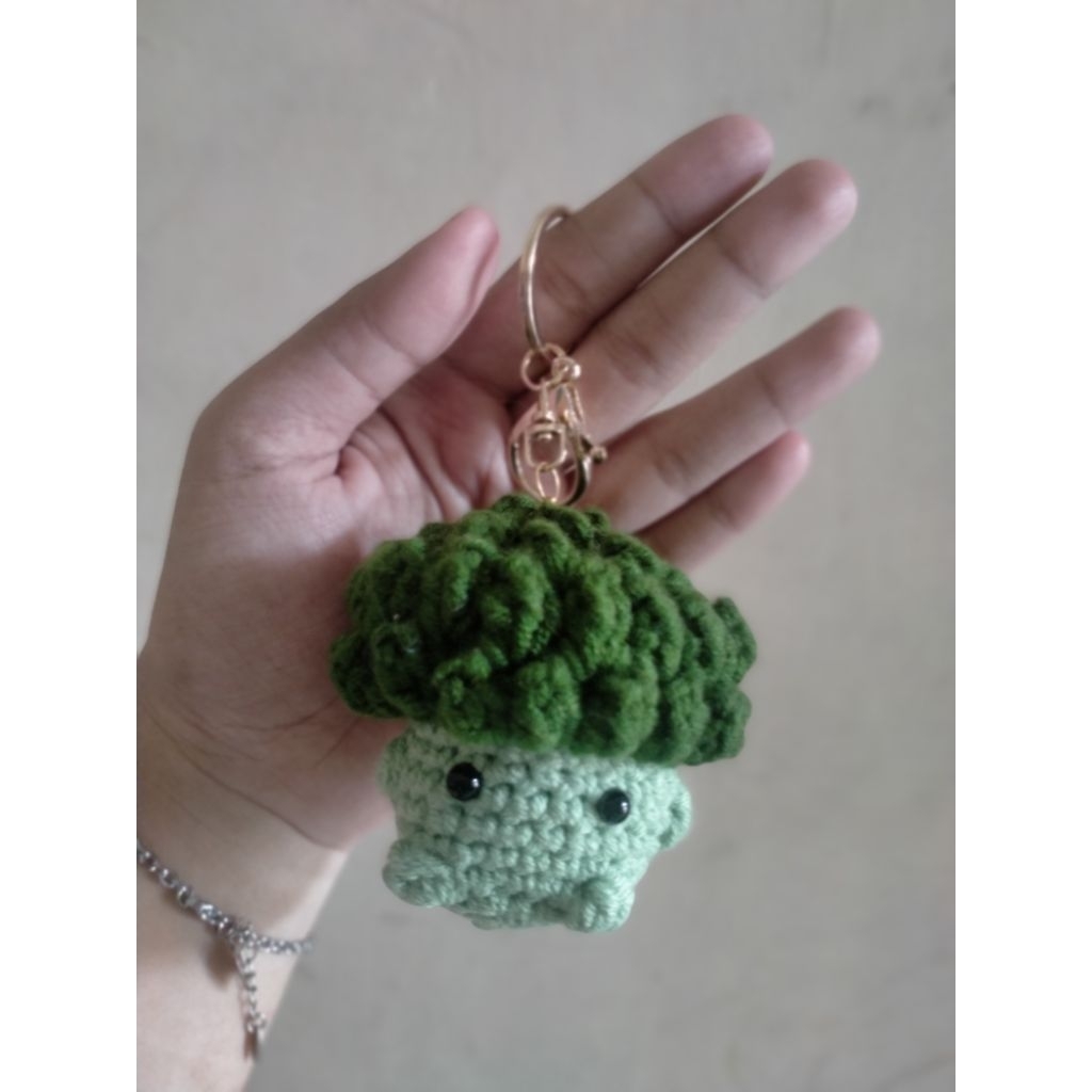 Gantungan kunci brokoli rajut