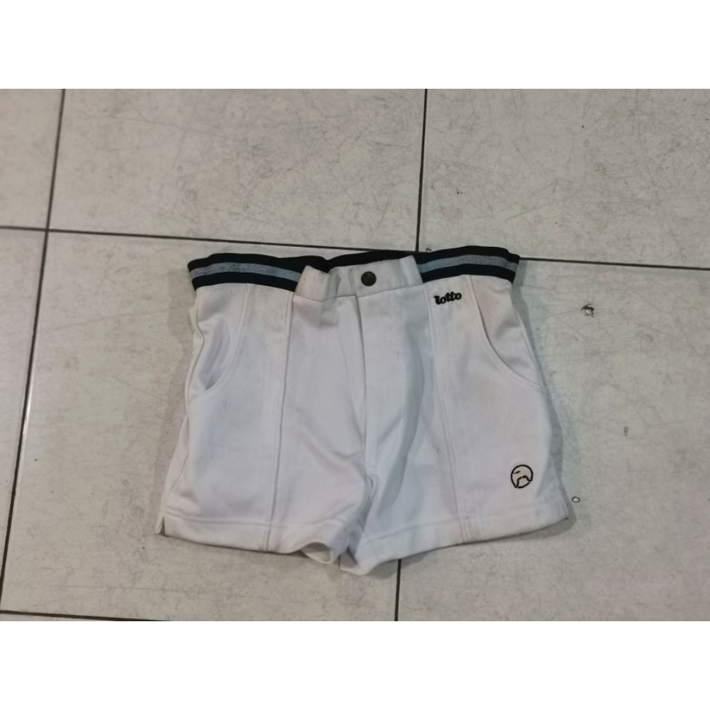 Celana pendek bulutangkis lotto UK 26