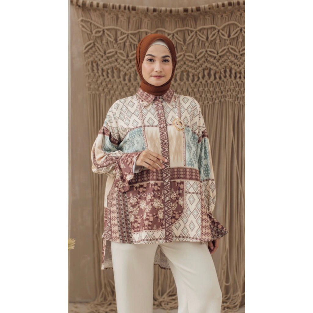 Preloved blouse wearing klamby