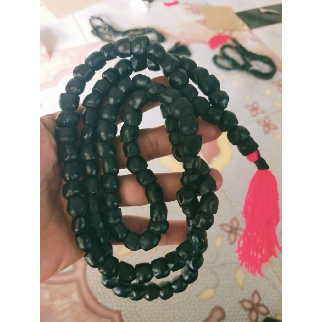 tasbih biji pisang pidak sunan bonang asli/tasbih 99 butir biji pisang sunan bonang rumbai merah