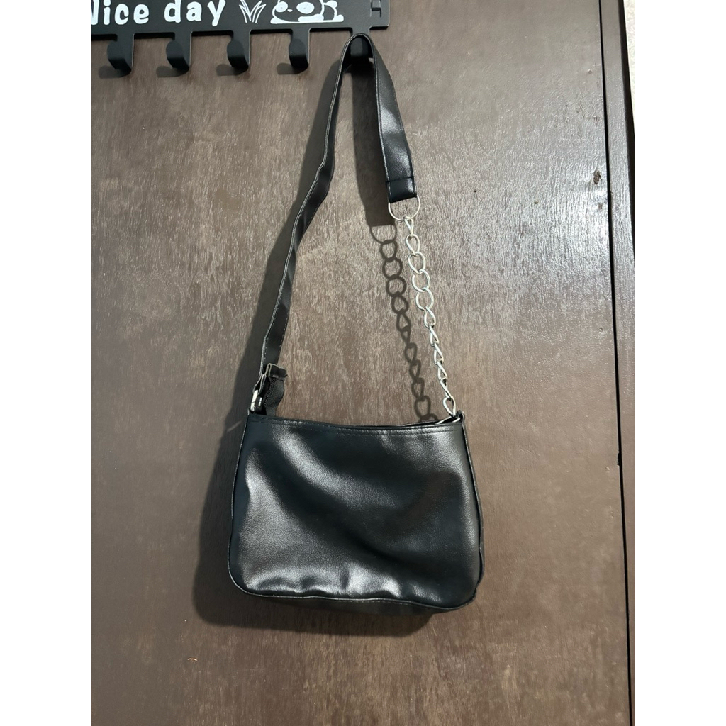 Tas Selempang Hitam Rantai