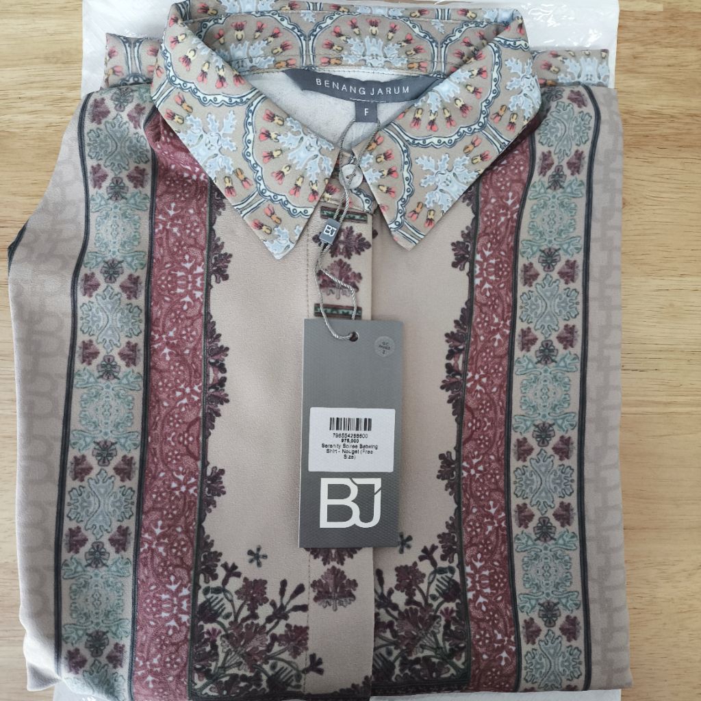 READY STOK BENANG JARUM SERENITY SOIREE BATWING SHIRT NOUGAT