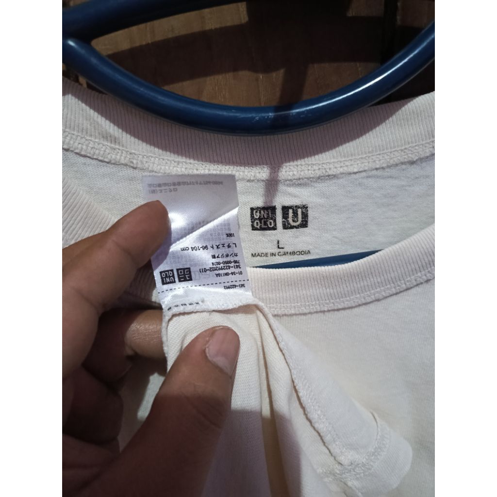 kaos uniqlo U