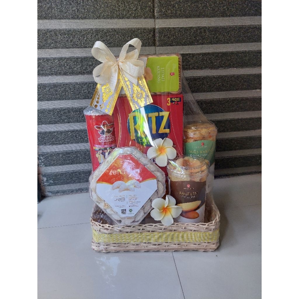 (17) Parcel galungan kuningan holland snack/ parsel hari raya besar / nyepi / hampers idul fitri / l