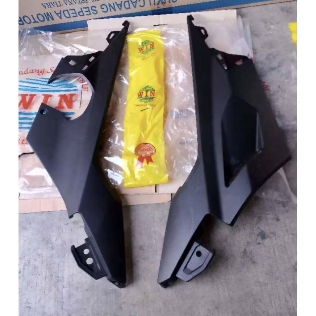 Cover Dek Belakang Bawah Kanan Kiri VARIO 160 2022-2024 K2S. Footrest Bawah VARIO 160 B R/L REAR, ME