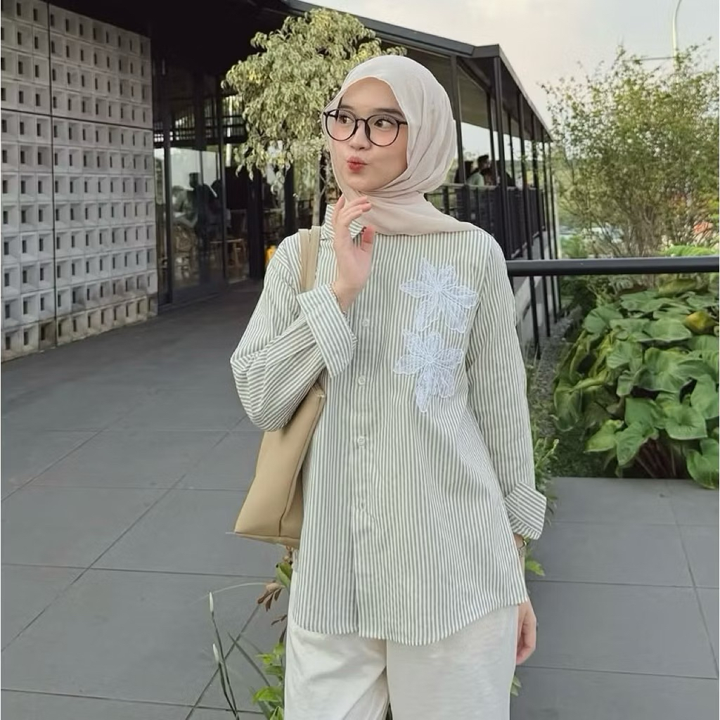 shechaofficial - seika stripe - kemeja stripe (preloved)