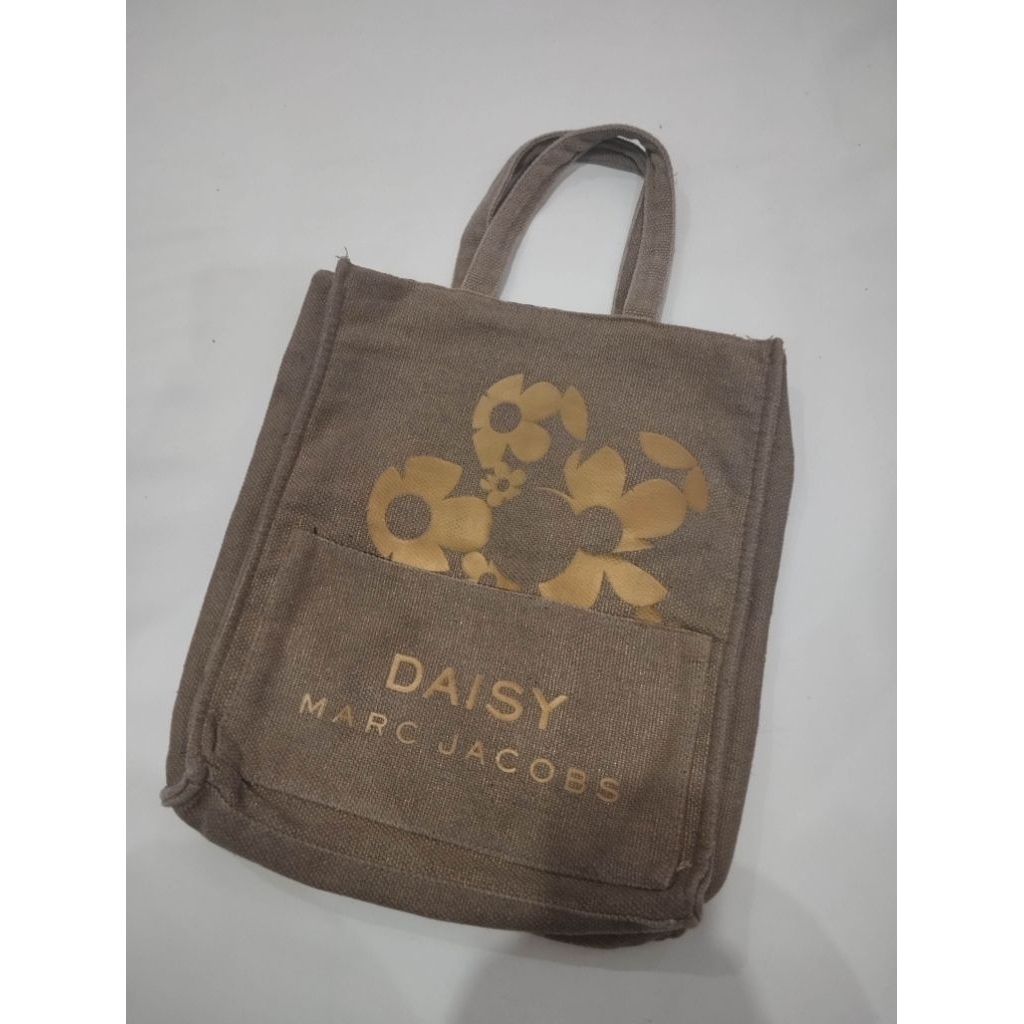 tas Kanvas keren by marc Jacobs daisy