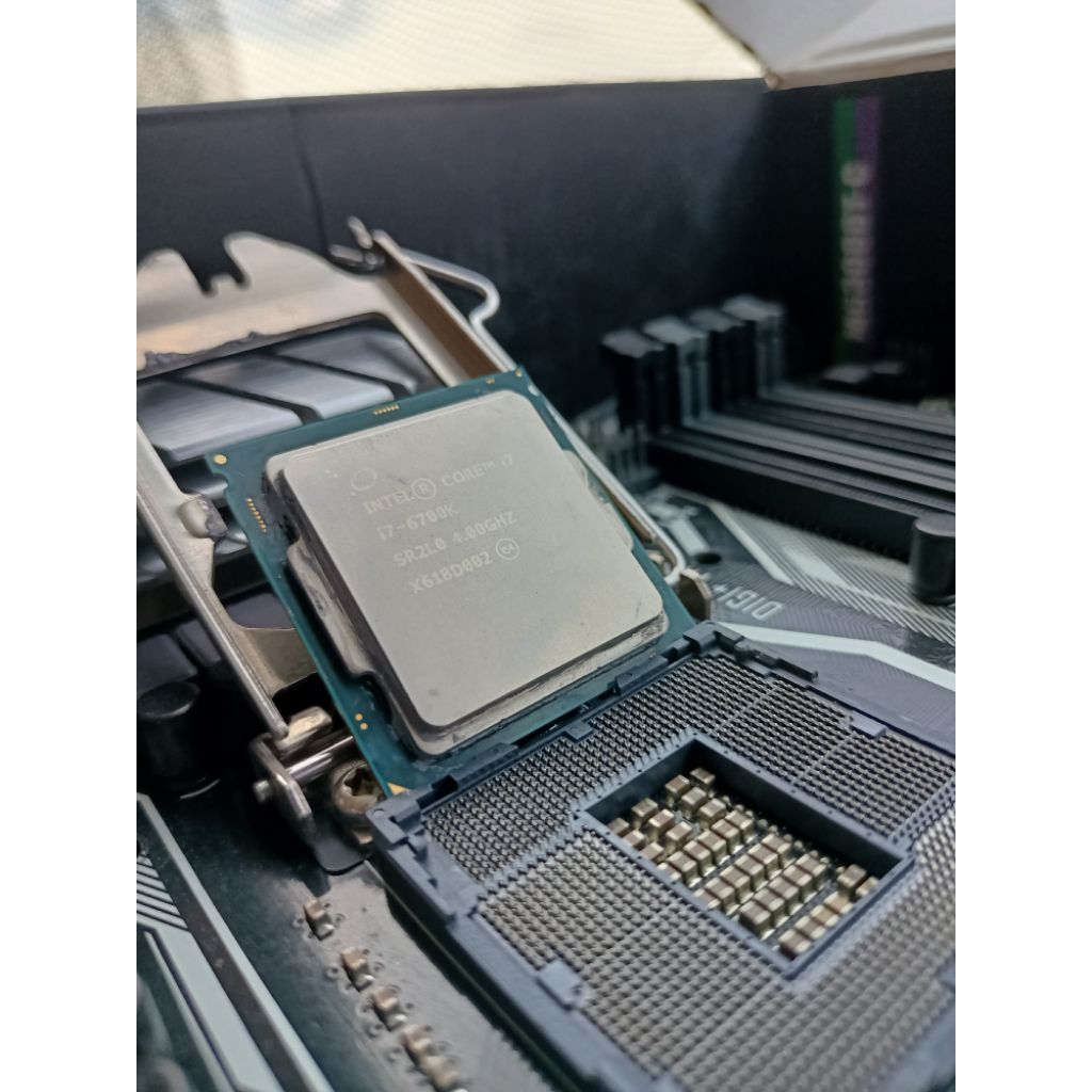 Intel Core i7-6700K, 4 Core / 8 Thread, 4.0 – 4.2 GHz || Motherboard: ASUS PRIME Z270-A