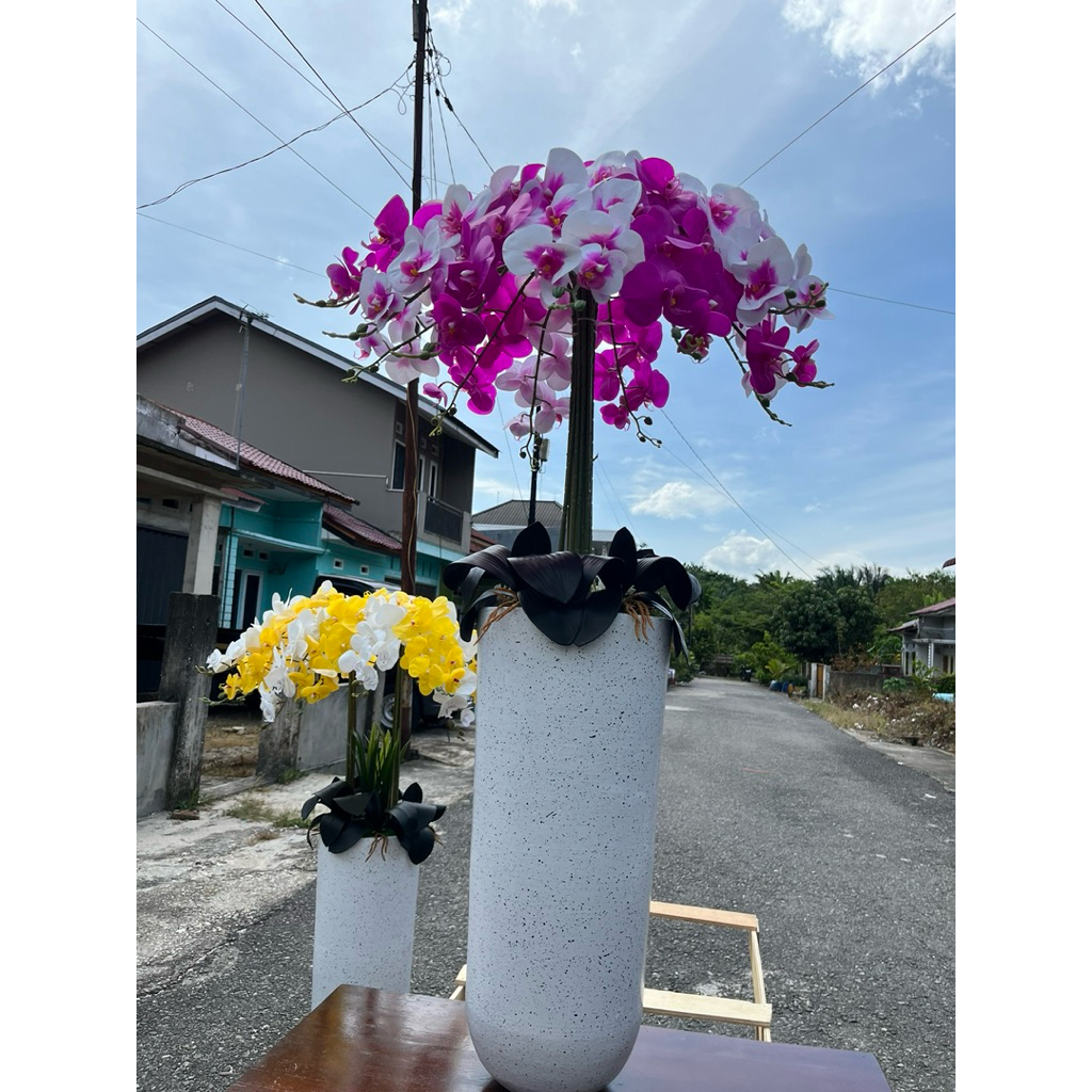 Bunga anggrek sudut vas tinggi