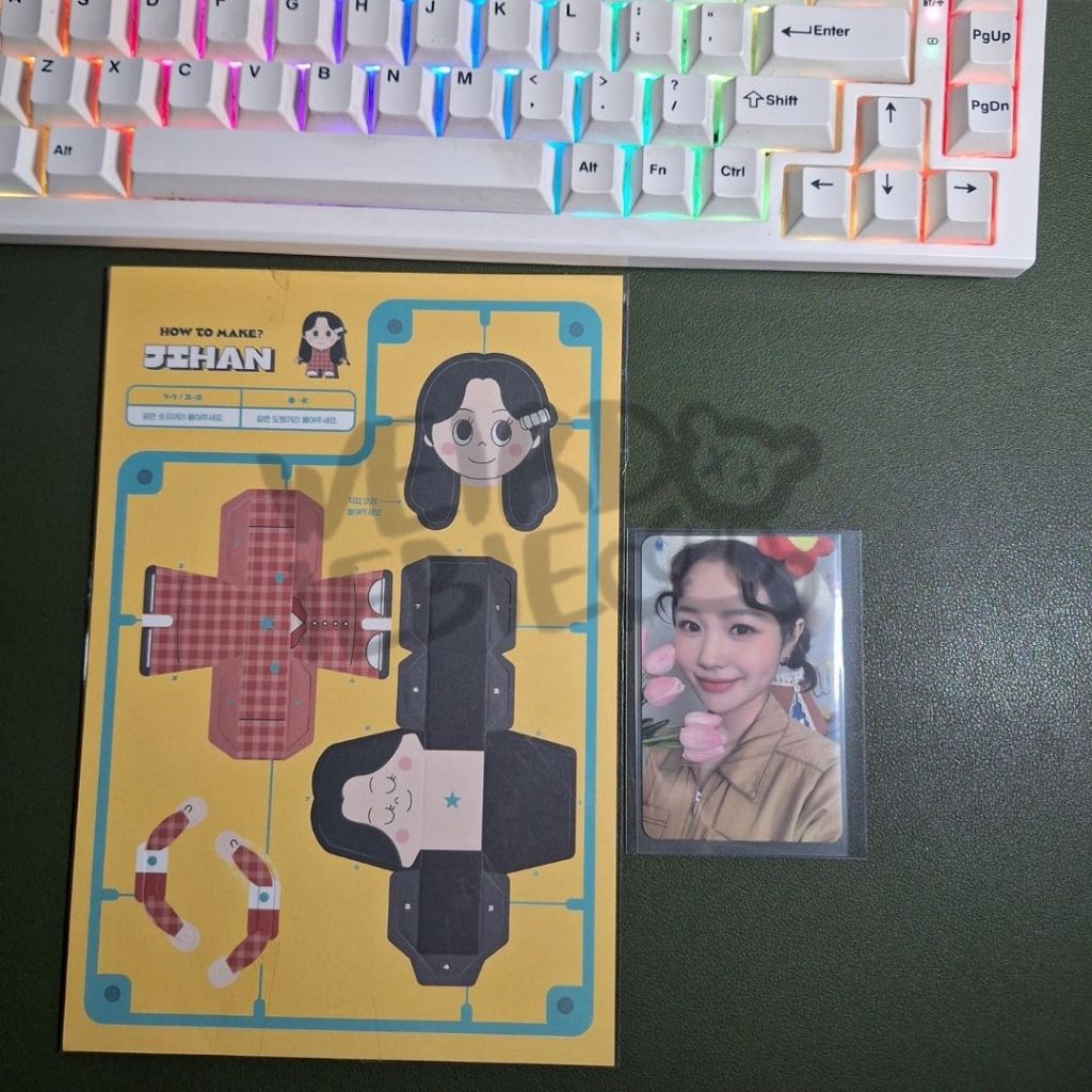 WEEEKLY OFFICIAL 2022 SEASON'S GREETINGS PAPER TOY PHOTO CARD HAN JIHYO JIHAN