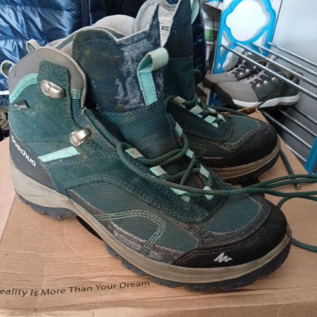 sepatu gunung quechua arei mokhzaware