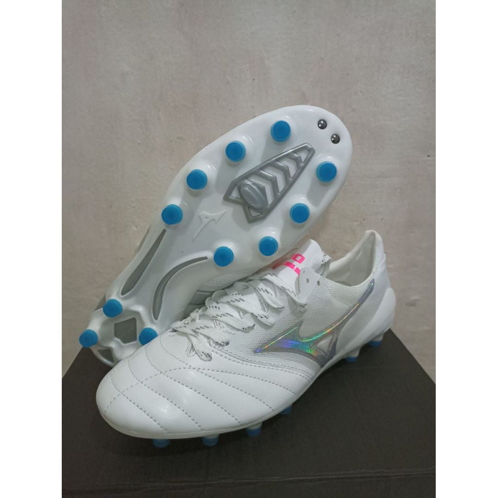Sepatu Bola Mizuno White Silver
