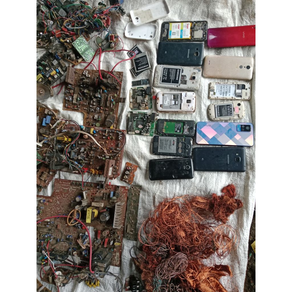 Limbah Elektronik Bahan Emas – Paket Misteri HP Rusak Android/Nokia Jadul | Random Box