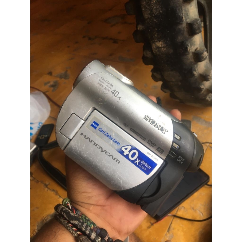 Handycam Sony DCR-DVD608E minus LCD gelap.
