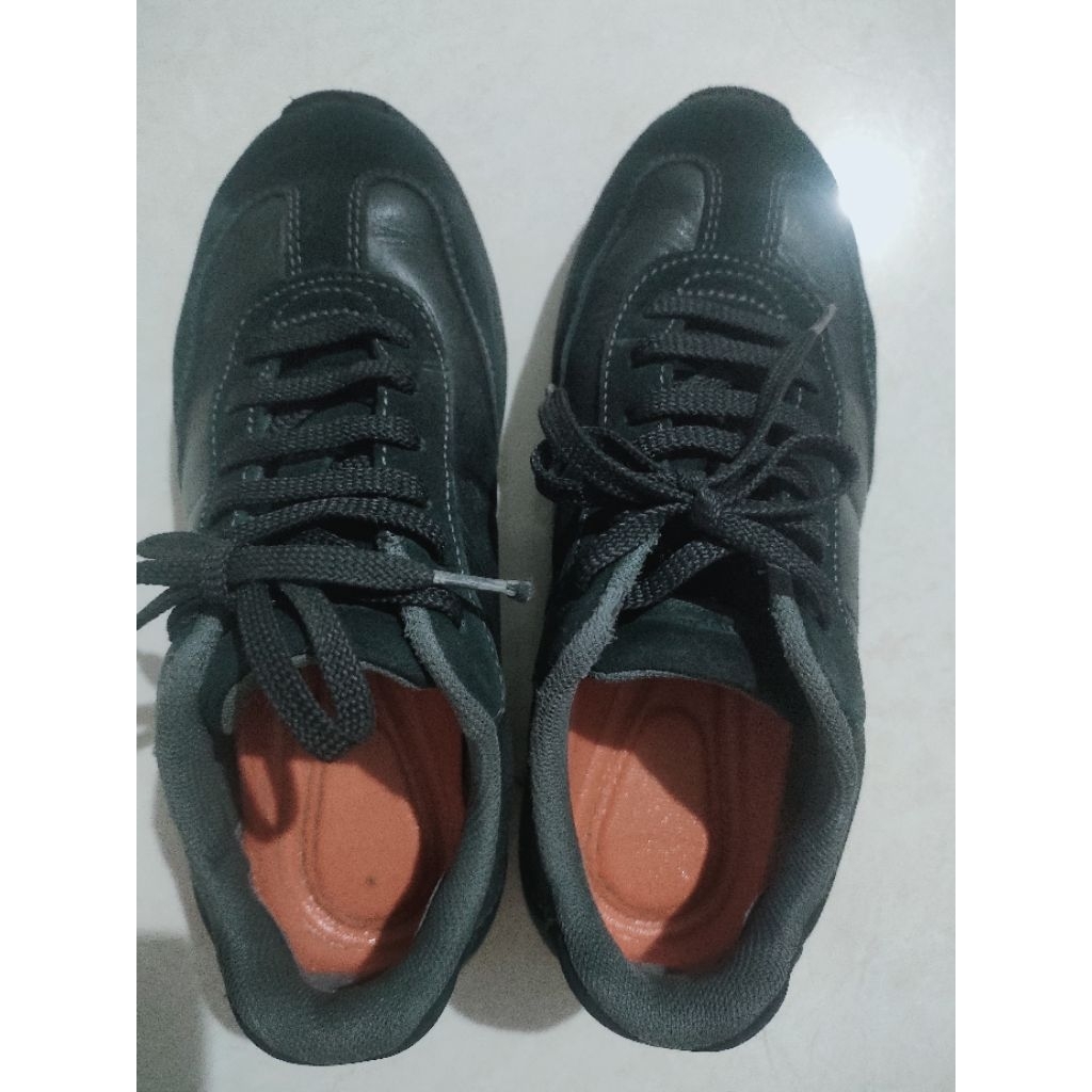 Sepatu sekolah hitam hush puppies 24,5cm