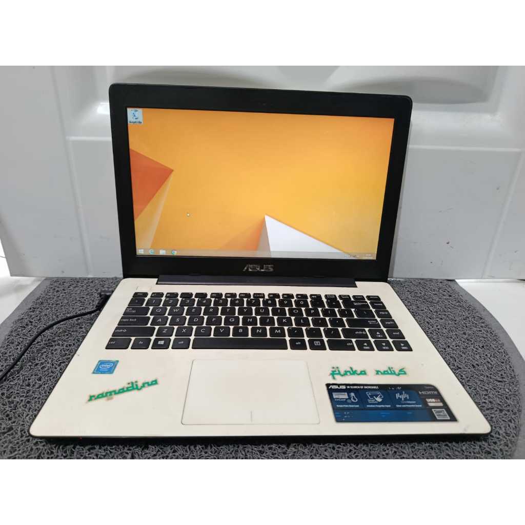 Laptop Asus X453M Windows 8.1 pro 64-bit  Processor Intel Celeron CPU N2840 2.2GHz Ram 2 GB Penyimpa