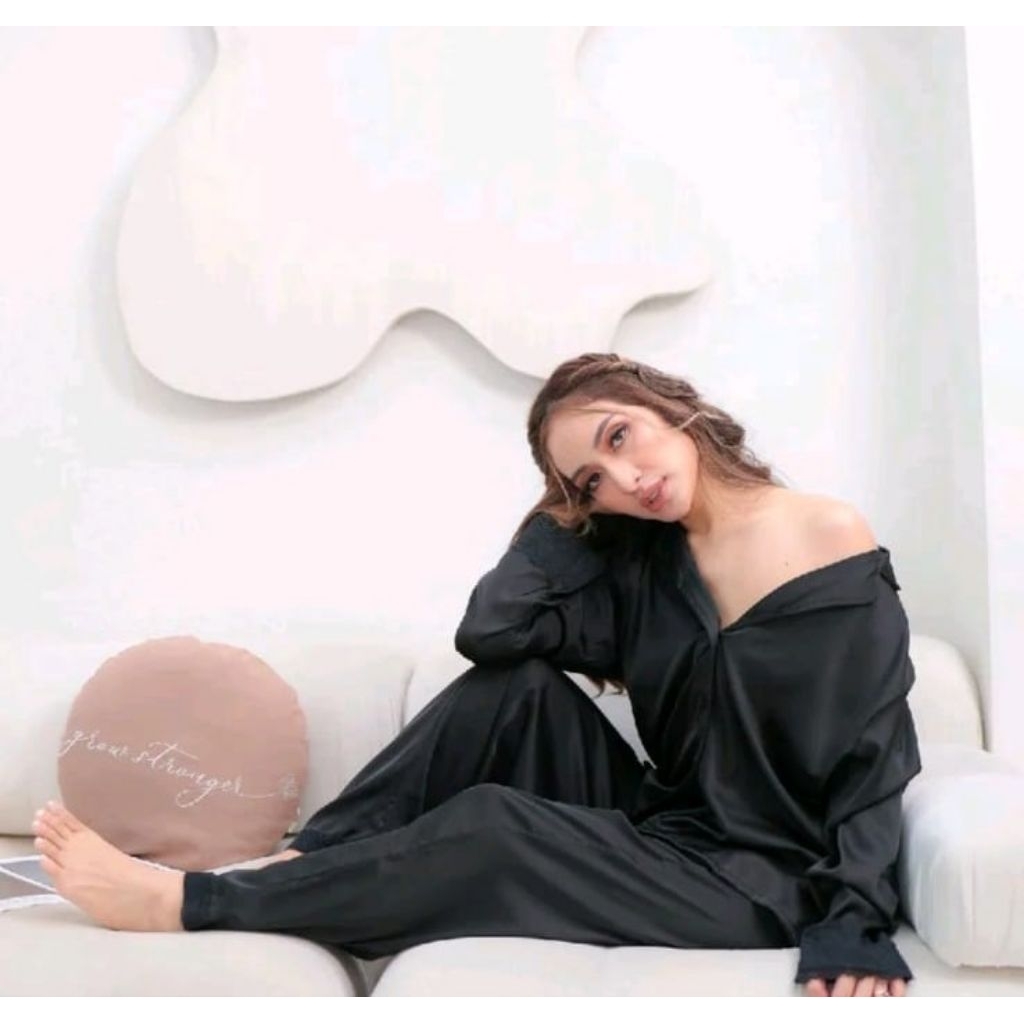 (5) THE LUMIERE SATIN SET - celana panjang.