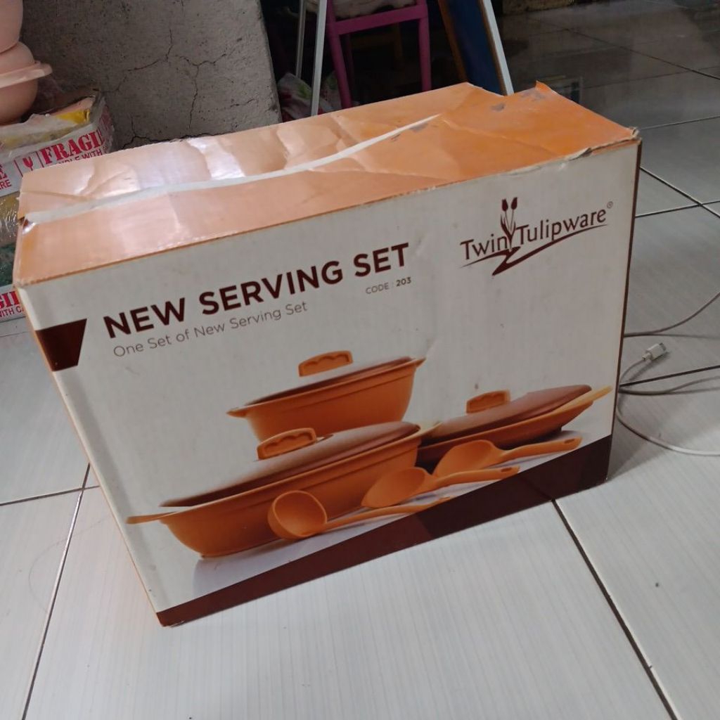 NEW SERVING SET TWIN TULIPWARE