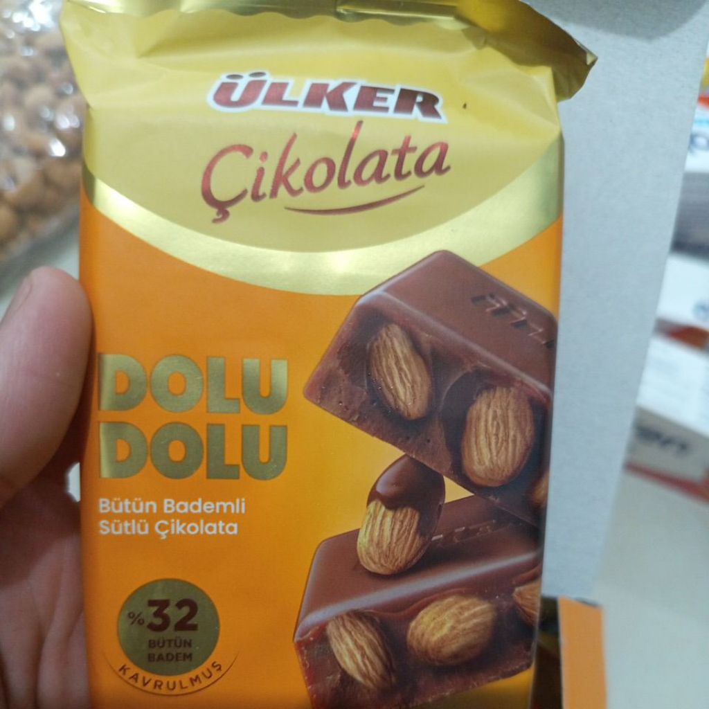 ulker coklat dengan almond asli dari Turki