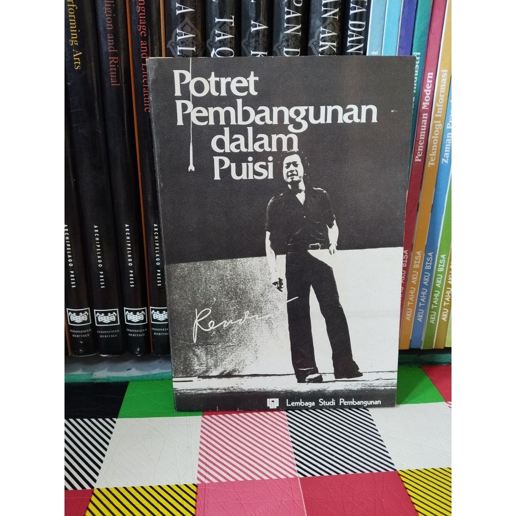 BUKU SASTRA PUISI RENDRA POTRET PEMBANGUNAN DALAM PUISI cetakan pertama 1980