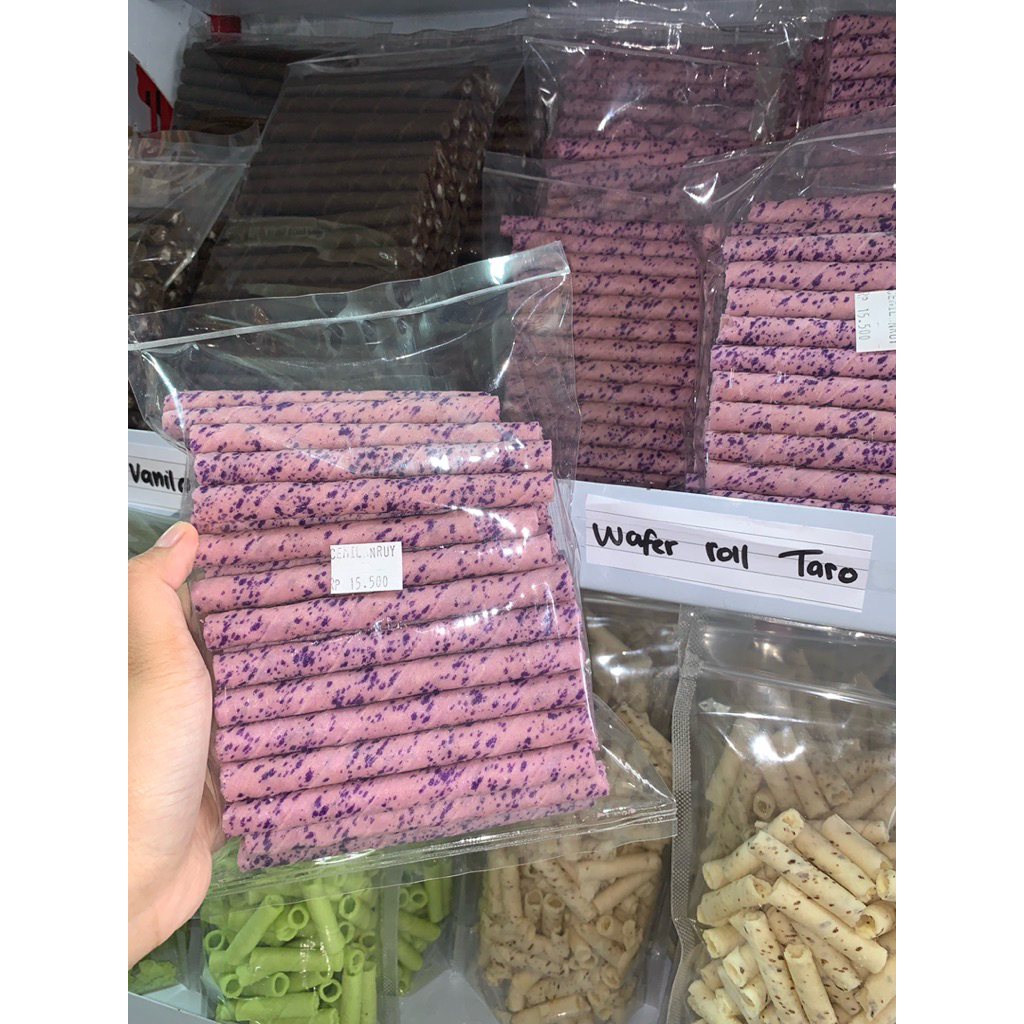WAFER ROLL VANILA DAN TARO CEMILAN RUYA