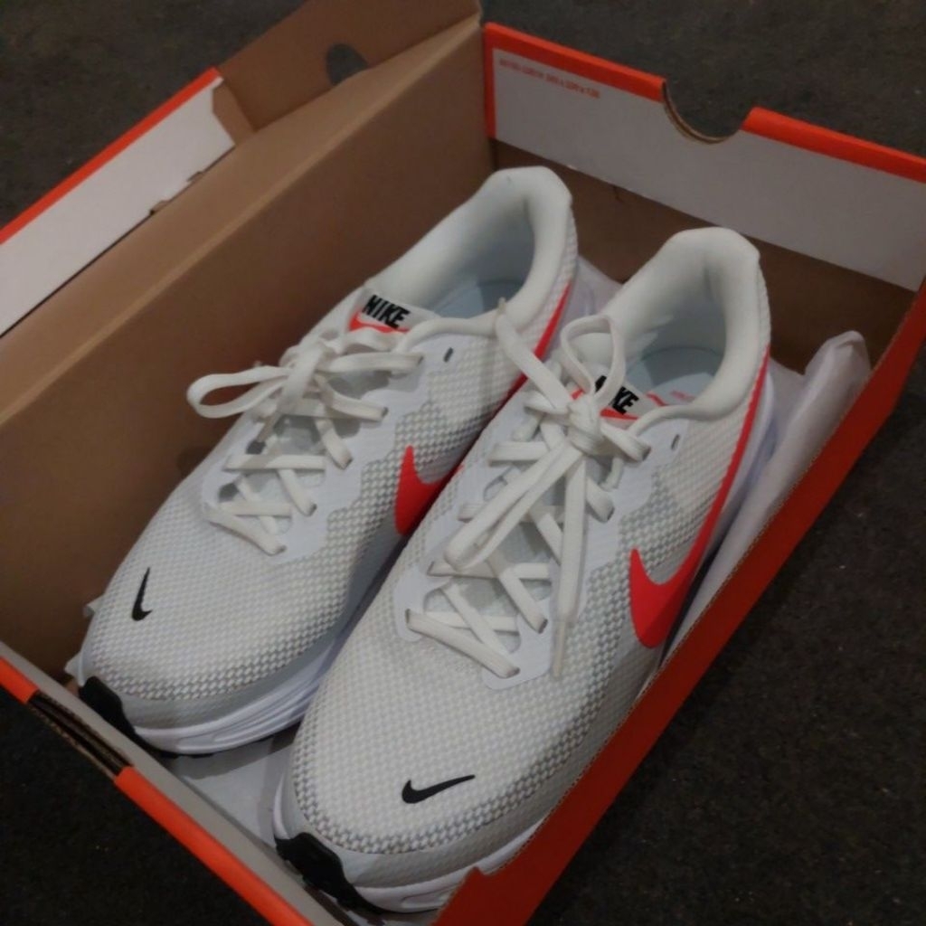 sepatu nike revolution 8