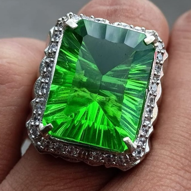 Batu permata natural green moldavite top crystal oktagon top quality