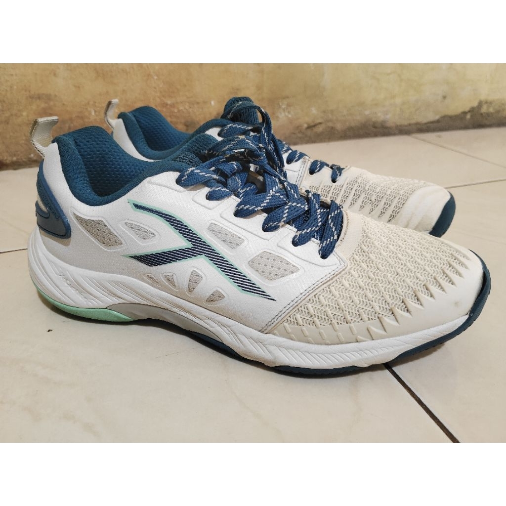 Sepatu badminton hundred hypercourt size 41