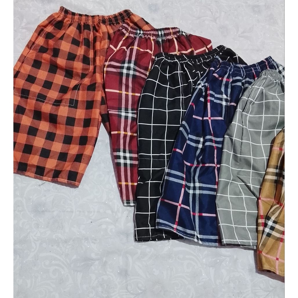 2 pcs celana pendek pria dan wanita buat harian motif kotak-kotak