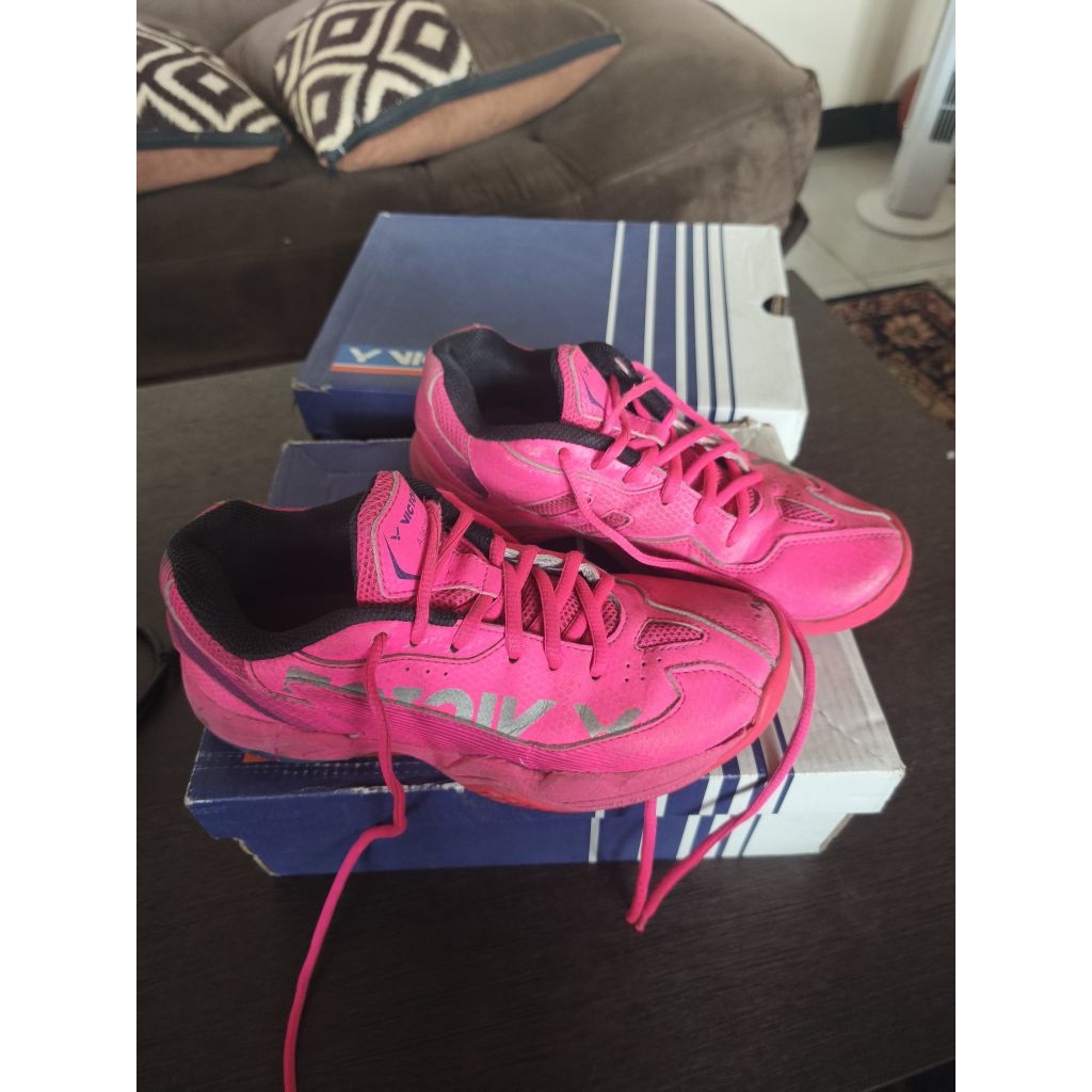 sepatu badminton anak Victor Pink