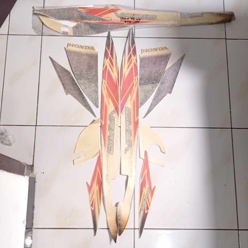 STIKER STICKER STRIPING LIS LES BODY MOTOR HONDA VARIO 110 KARBU LAMA WARNA PINK PUTIH LAMINASI LAWA