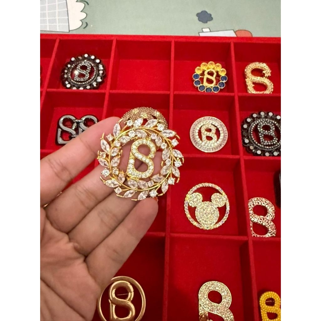 Brooch Buttonscraves