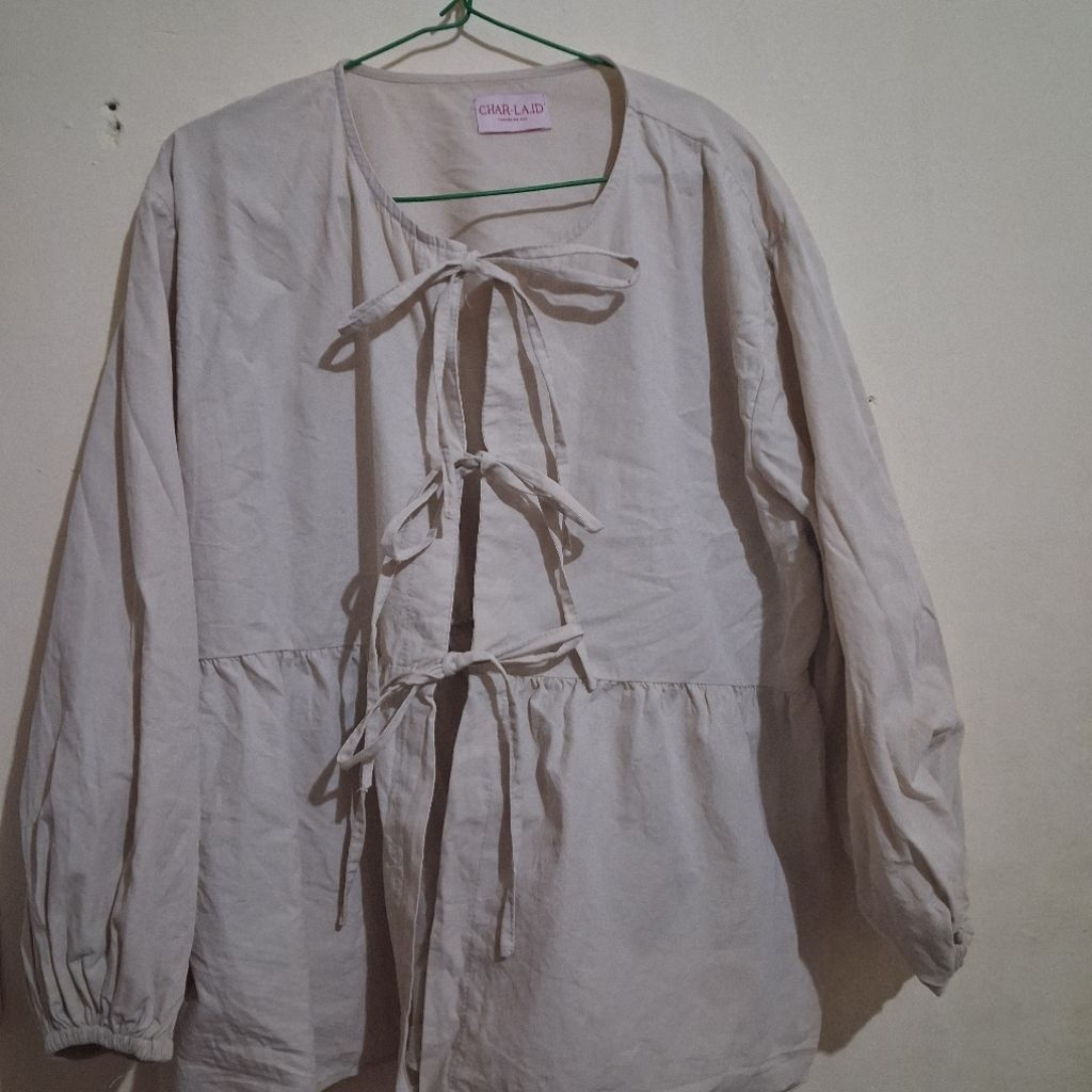 Baju alesya blouse couqete cream ld 130