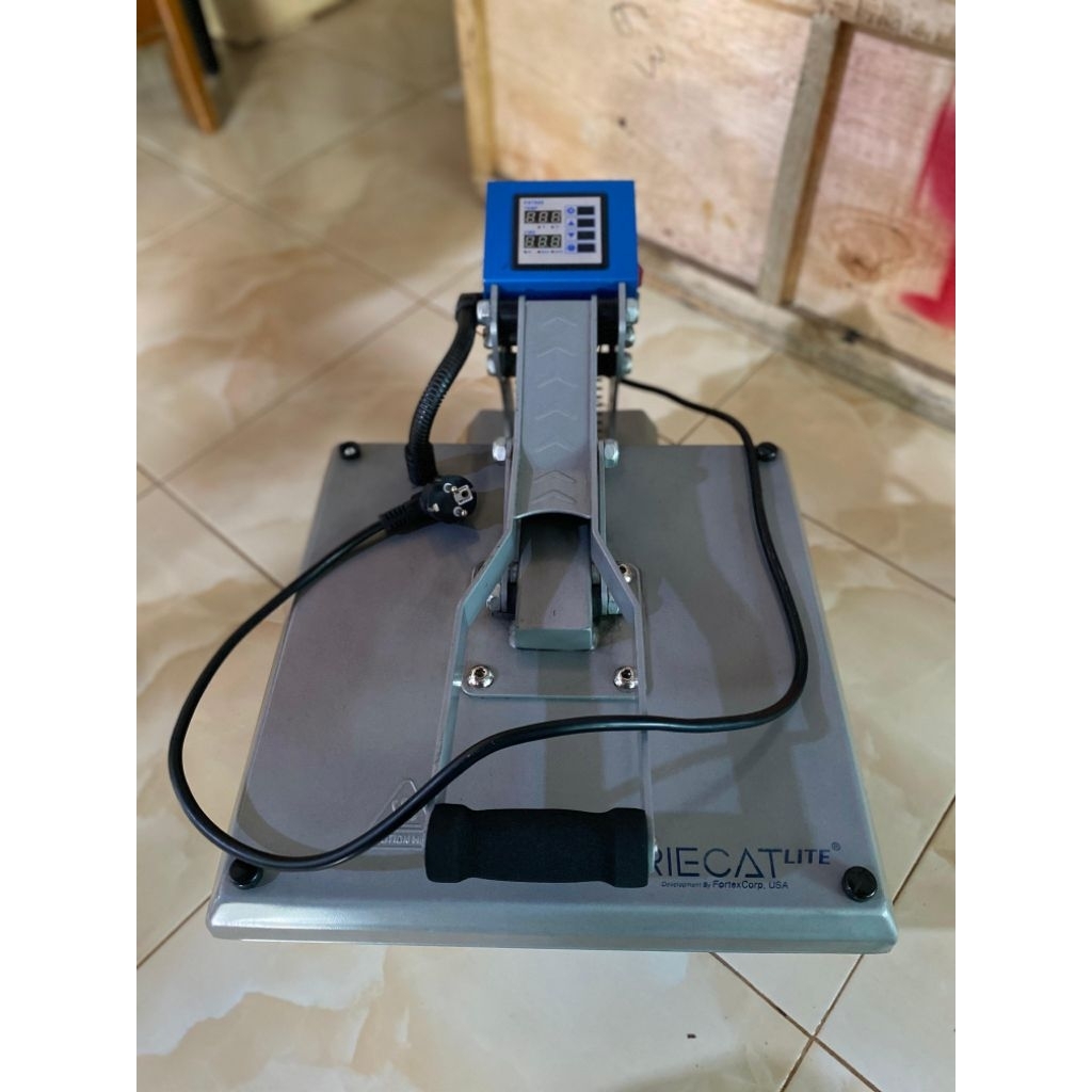 mesin press kaos riecat lite. kondisi bagus normal sekali. langsung cekout aja.