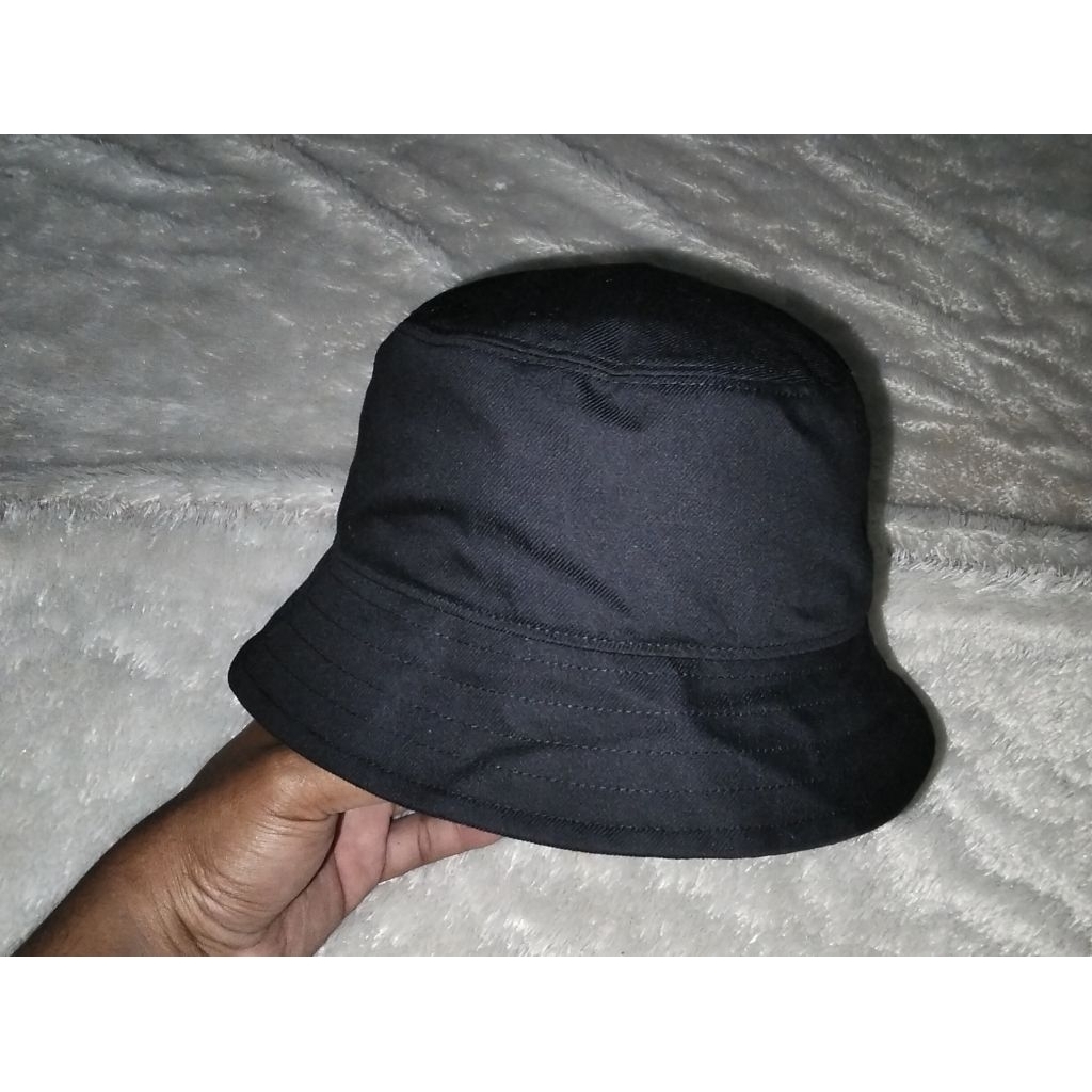 Topi Bucket UNIQLO hitam Size 57 - 59cm Second