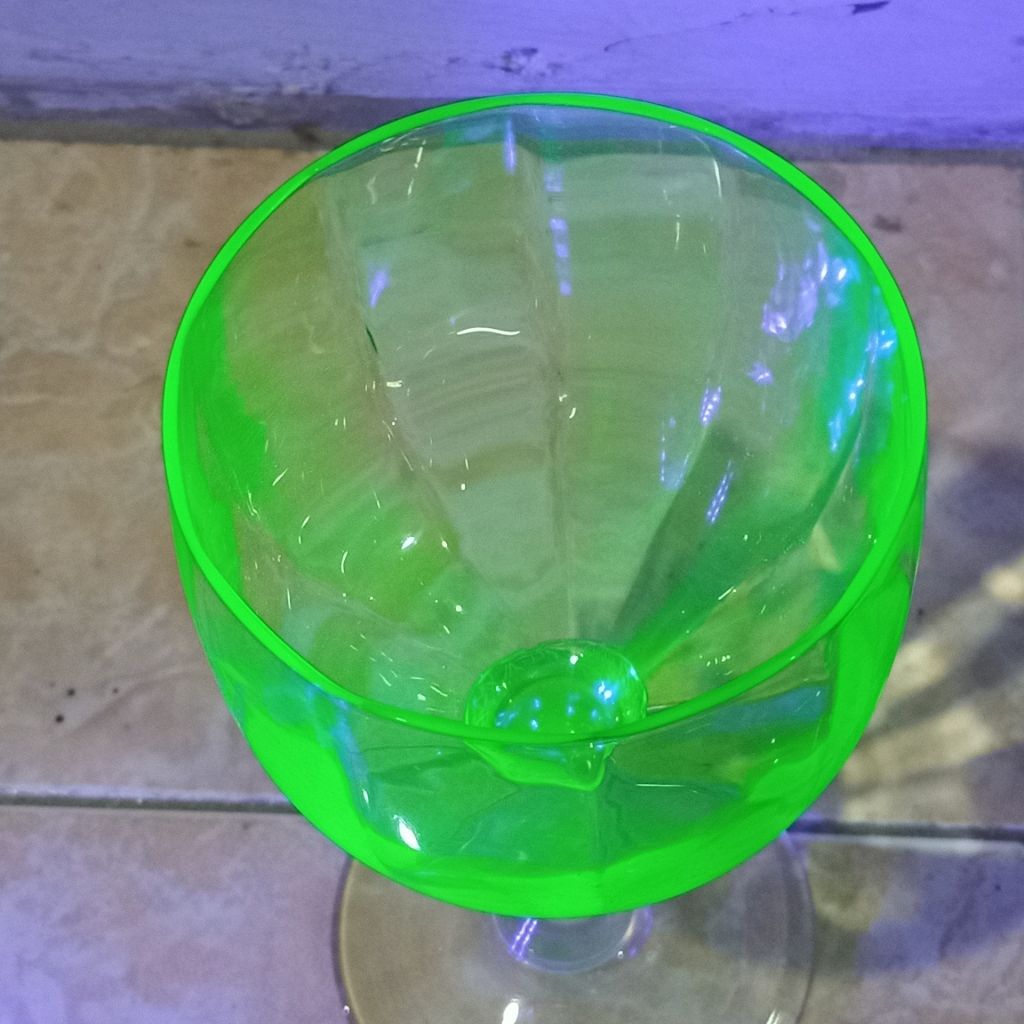 Pajangan gelas wine antik menyala bahan kaca kristal uranium tua eropa