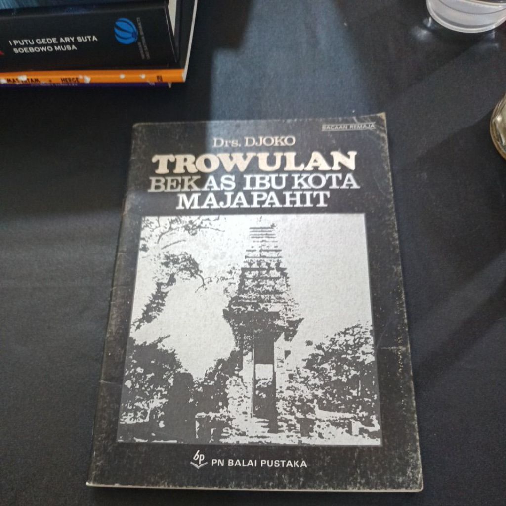 buku original Trowulan bekas ibu kota Majapahit