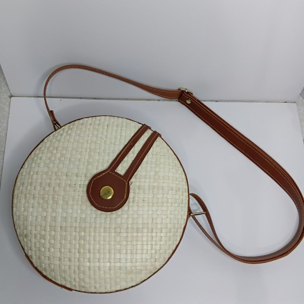 Tas selempang pandan anyam