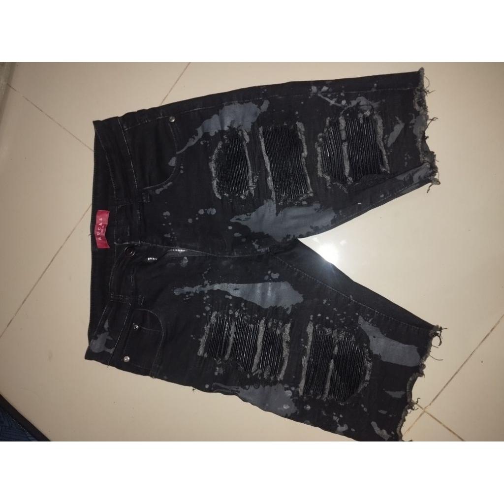 Celana pendek RUCAS