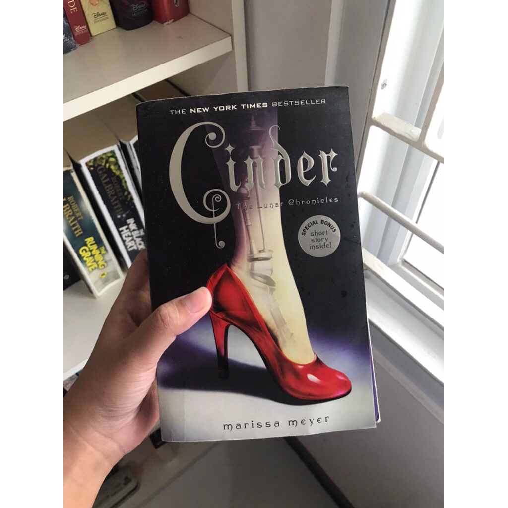 (Eng & Ori) Cinder by Marissa Meyer preloved (Lunar Chronicles book 1)