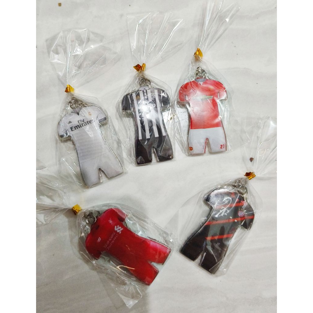 ISI 50 souvenir gantungan kunci jersey bola BENING kemasan plastik