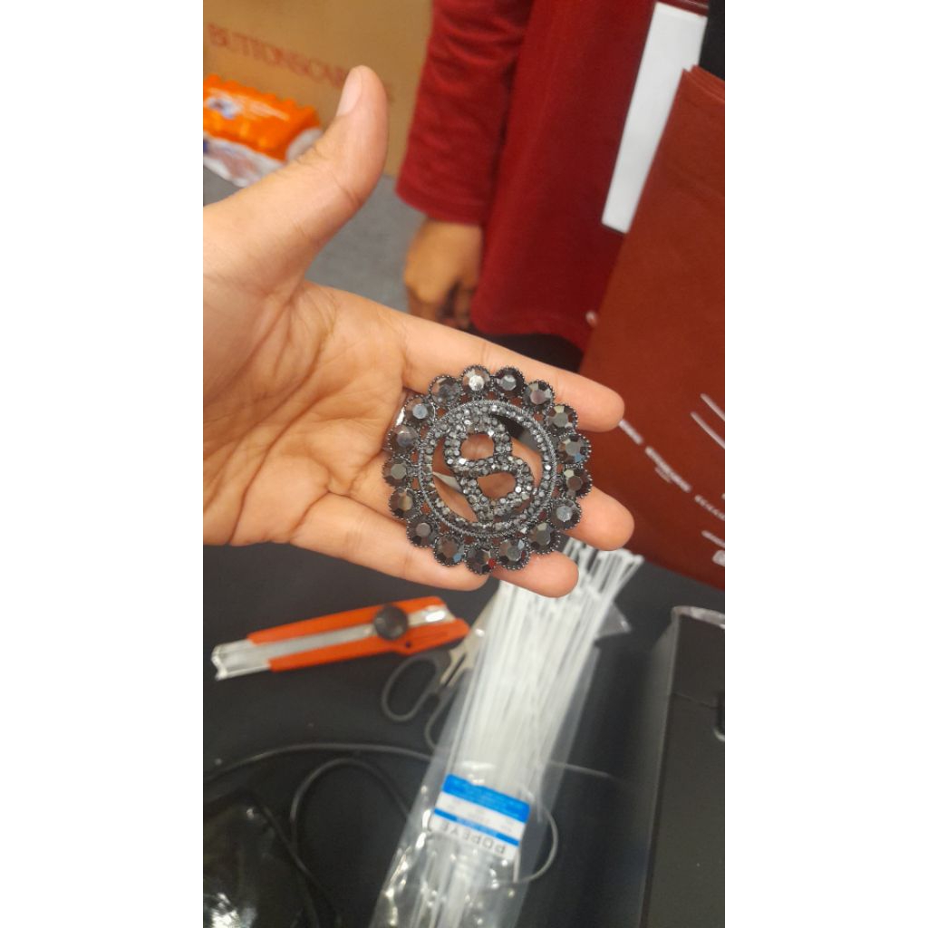 Buttonscarves BS Brooch Black Bros Hitam Mono Monogram Ring Hijab Benang Jarum BJ Nada Puspita NaPus