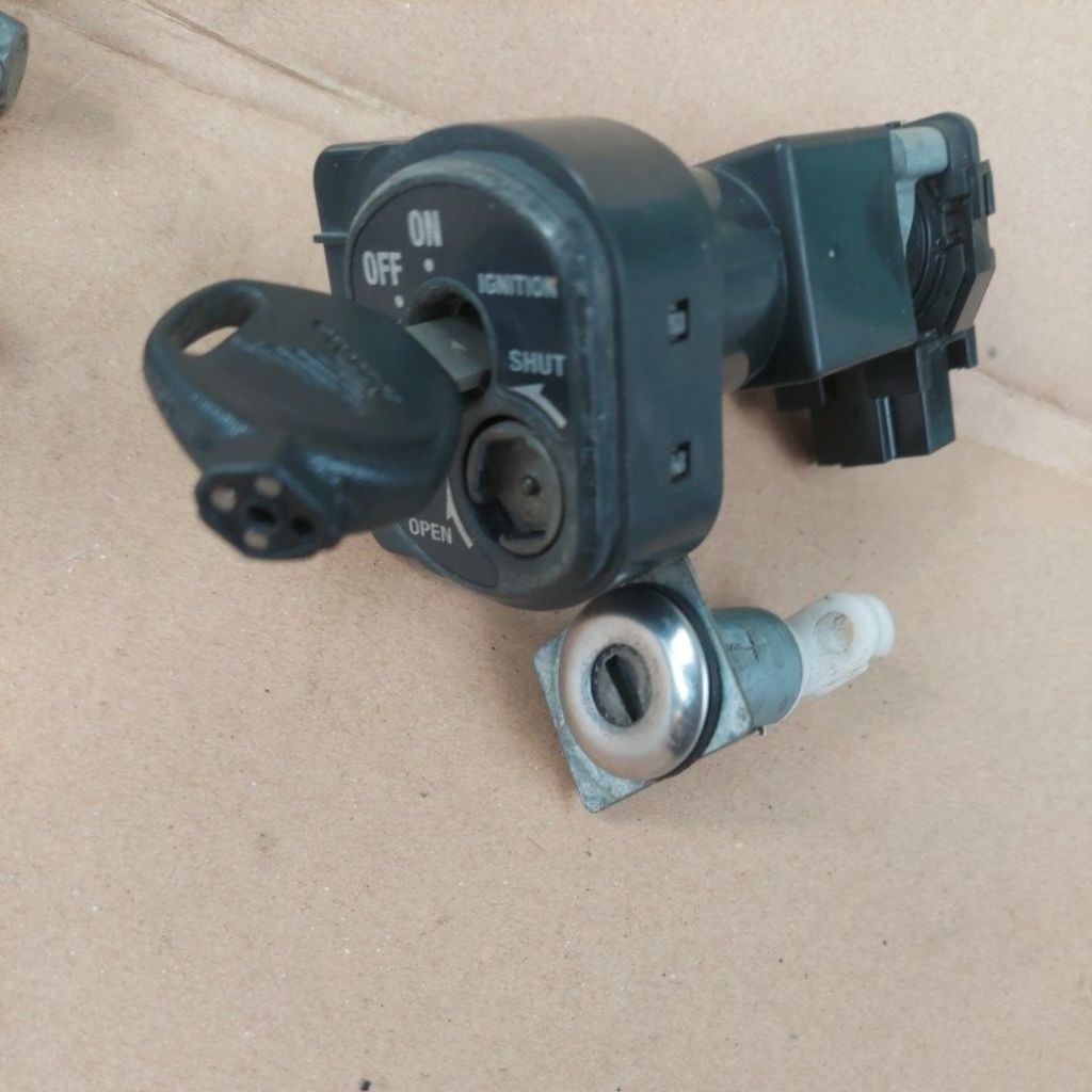 KUNCI KONTAK DAN JOK SUPRA GTR 150 ORIGINAL COPOTAN