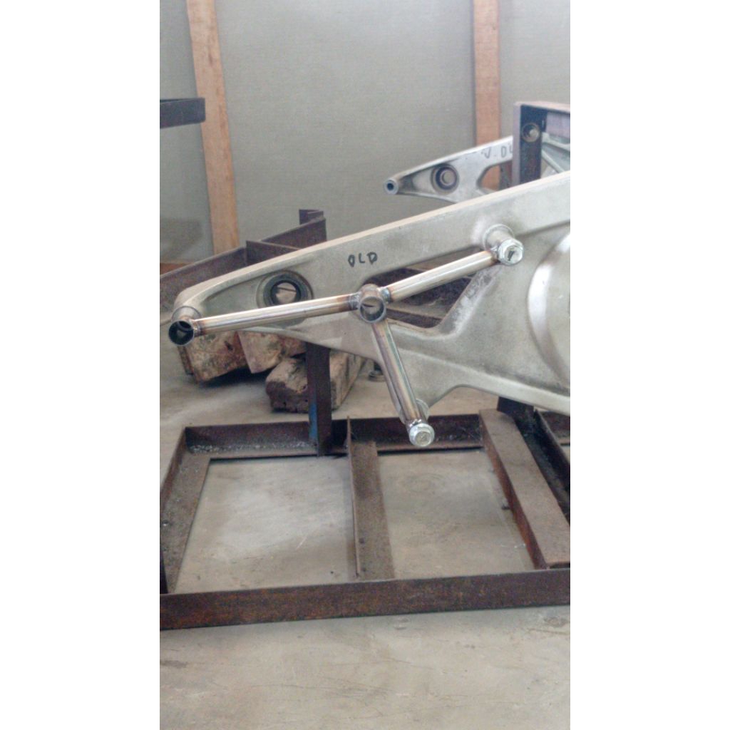 Breket costum vario 125/150 led old untuk knalpot non samlong